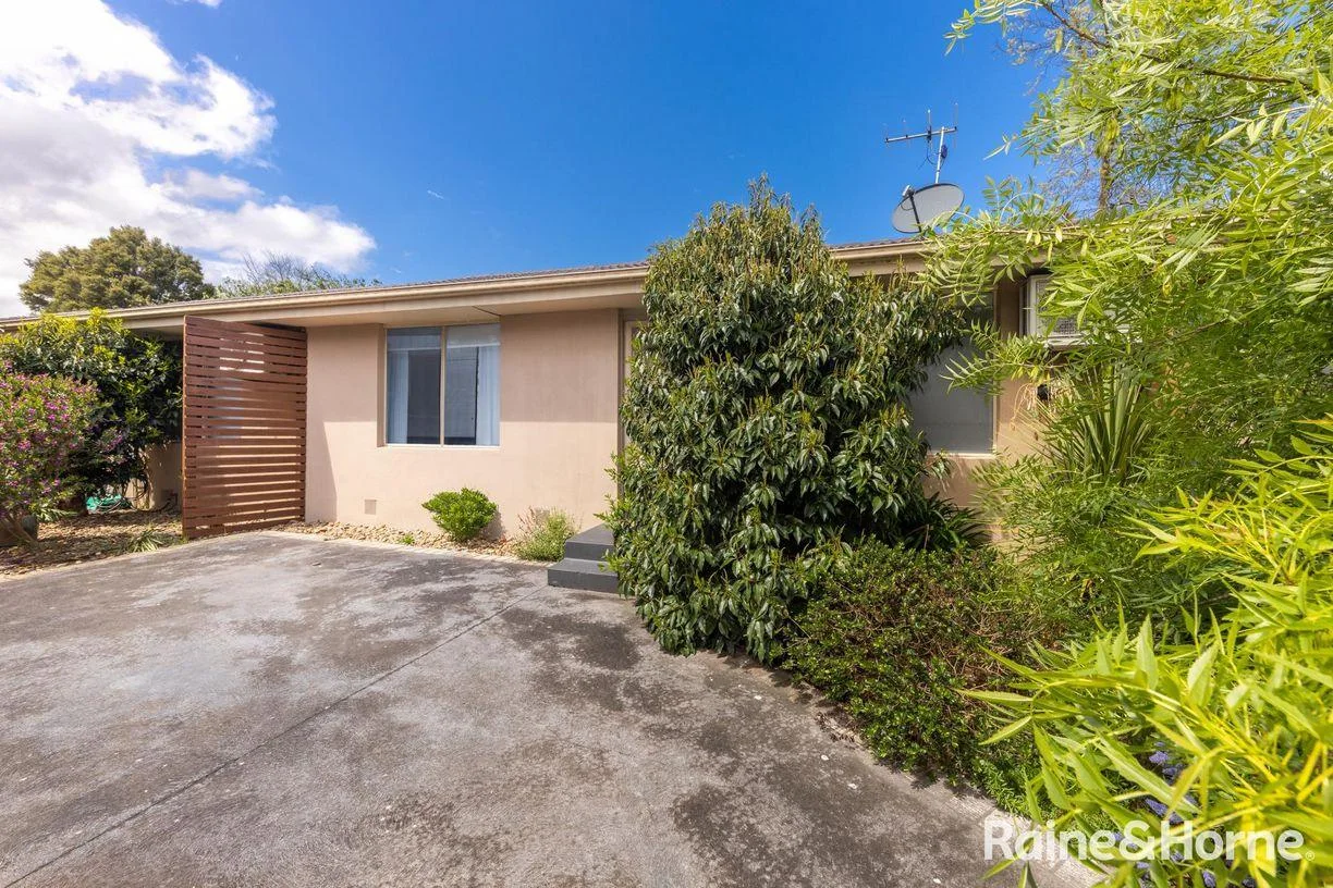 2/25 Worcester Road, Gisborne, property photograph 2