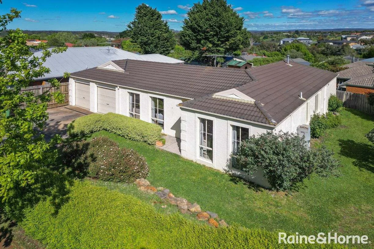 6 Hilltop Way, Gisborne, property photograph 2